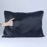 Soulta Satin Pillowcase Black 50x65cm | Pretty Curly Girl | Curly girl method approved | Vegan curly hair products | Krullen | Krullend haar | Satijnen kussensloop voor krullen | Satin pillowcase to prevent frizz and protect curls overnight | Curly girl approved