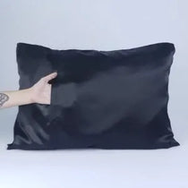 Soulta Satin Pillowcase Black 50x65cm | Pretty Curly Girl | Curly girl method approved | Vegan curly hair products | Krullen | Krullend haar | Satijnen kussensloop voor krullen | Satin pillowcase to prevent frizz and protect curls overnight | Curly girl approved